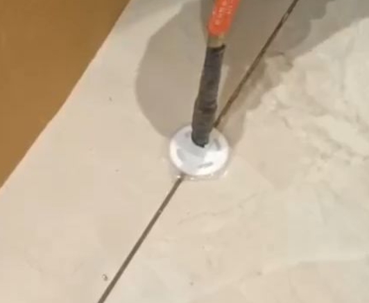 吴兴瓷砖空鼓维修公司专业解答瓷砖在铺贴过程中，如果没有涂抹均匀到位的粘结材料（如水泥砂浆或瓷砖胶），可能会导致以下问题